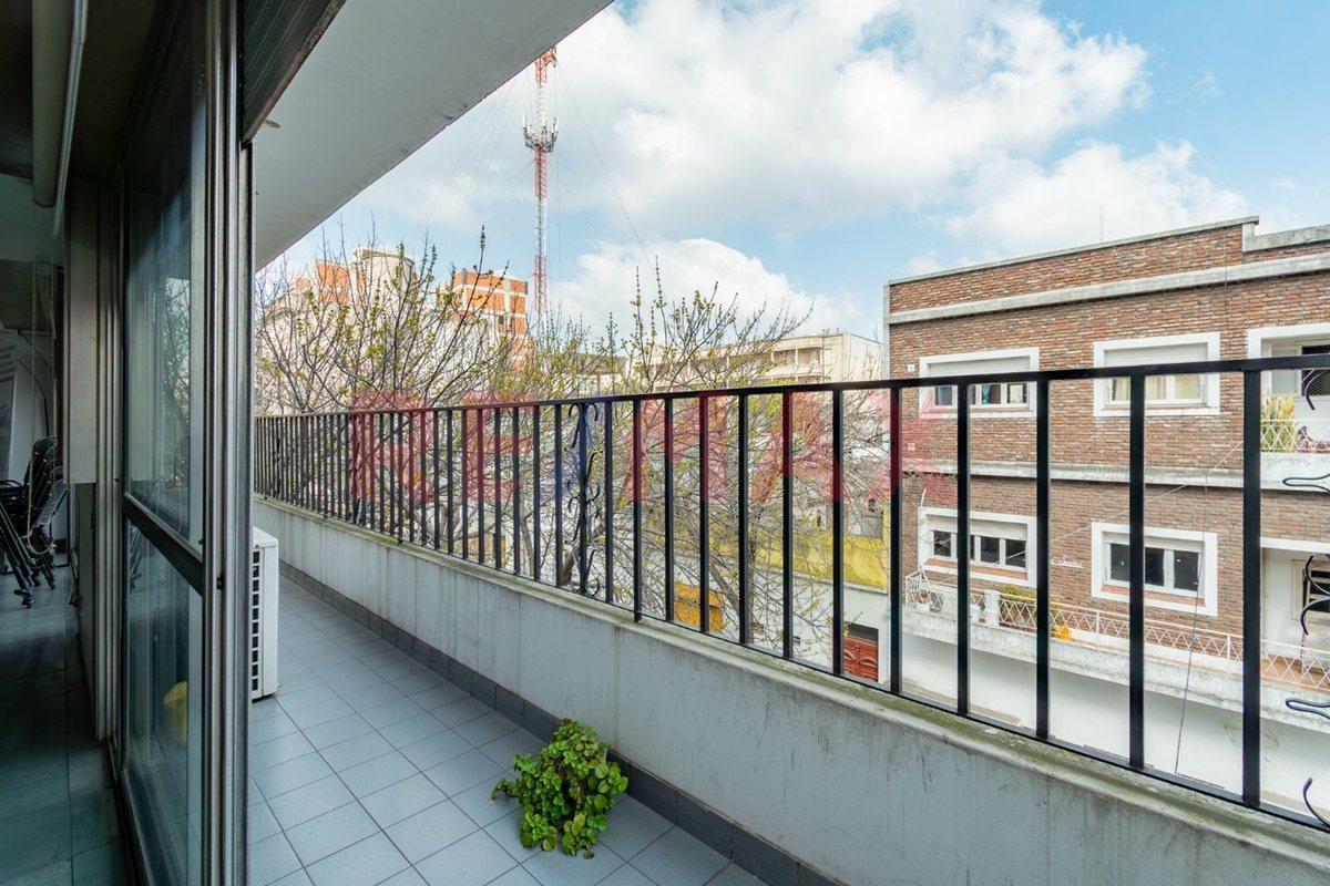 Foto de VENTA TRIPLEX 9 AMBIENTES CON TERRAZA - FINANCIA, imagen 1
