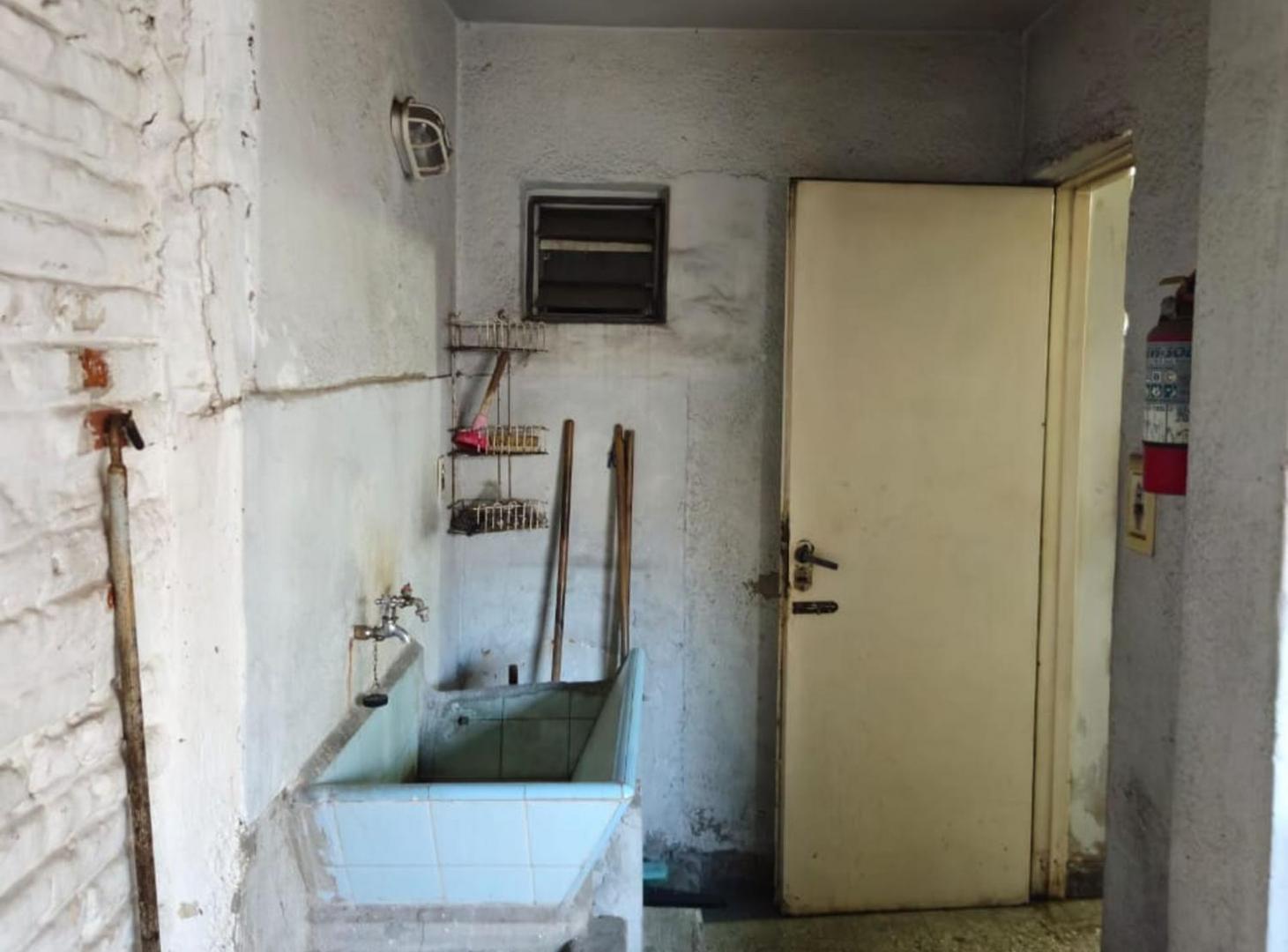 Foto de VENTA DUPLEX 3 AMB A REFACCIONAR LOMAS DEL MIRADOR, imagen 3