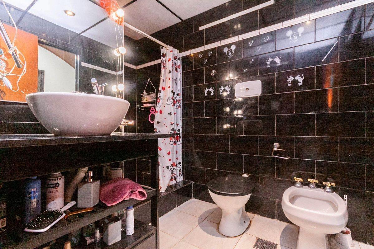 Foto de Venta Casa 6 ambientes Lanus, imagen 2