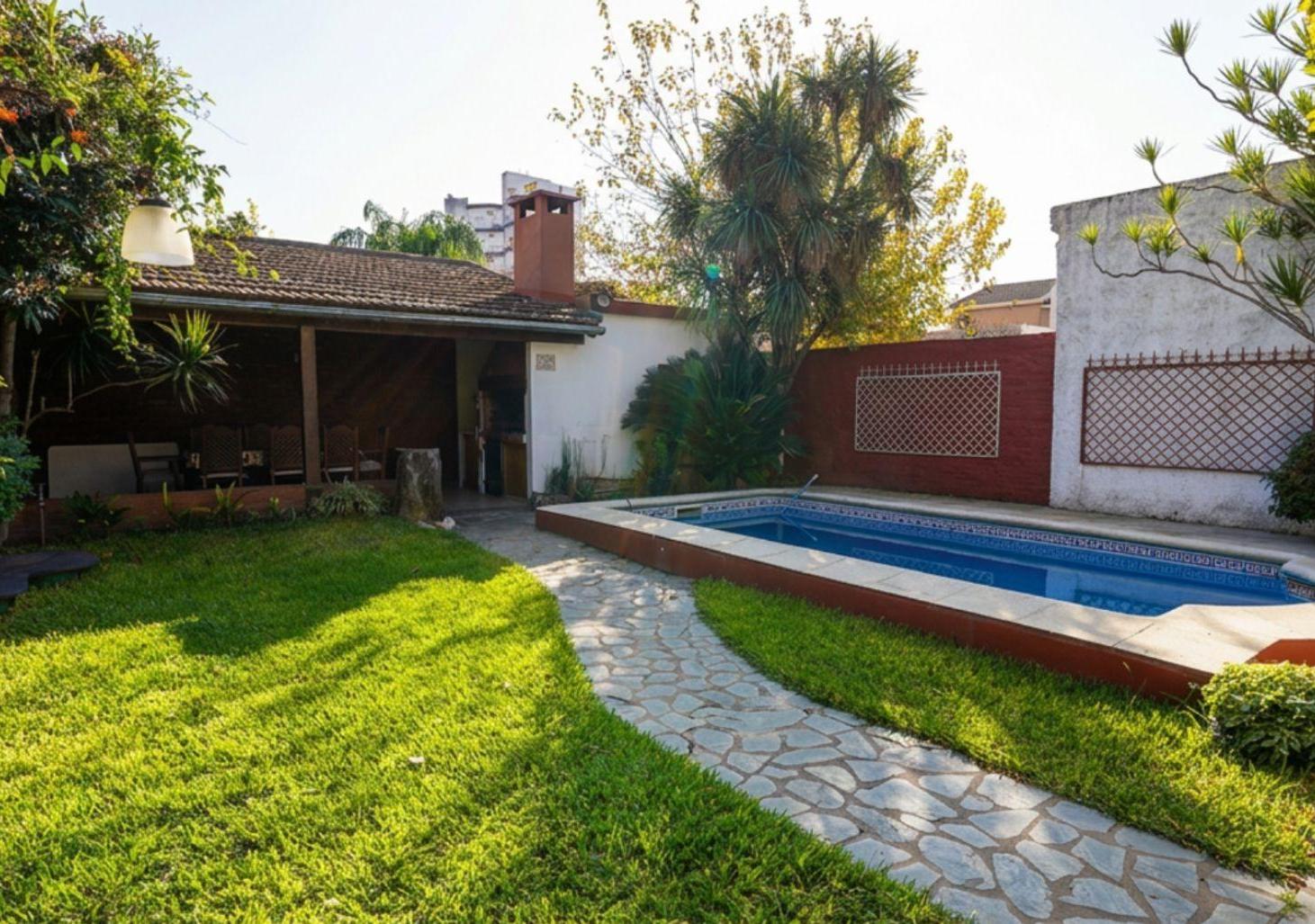 Foto de 4 Amb c/ Pileta Jardín Parrilla Cochera Ballester, imagen 1