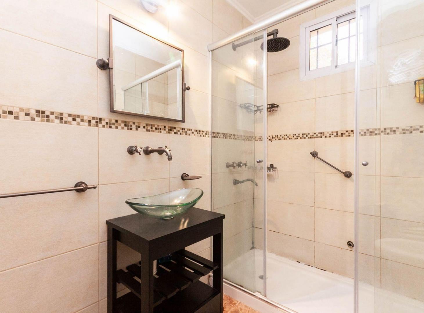 Foto de VENTA CASA 5 AMB PILETA 2 COCHERAS QUINCHO, imagen 2