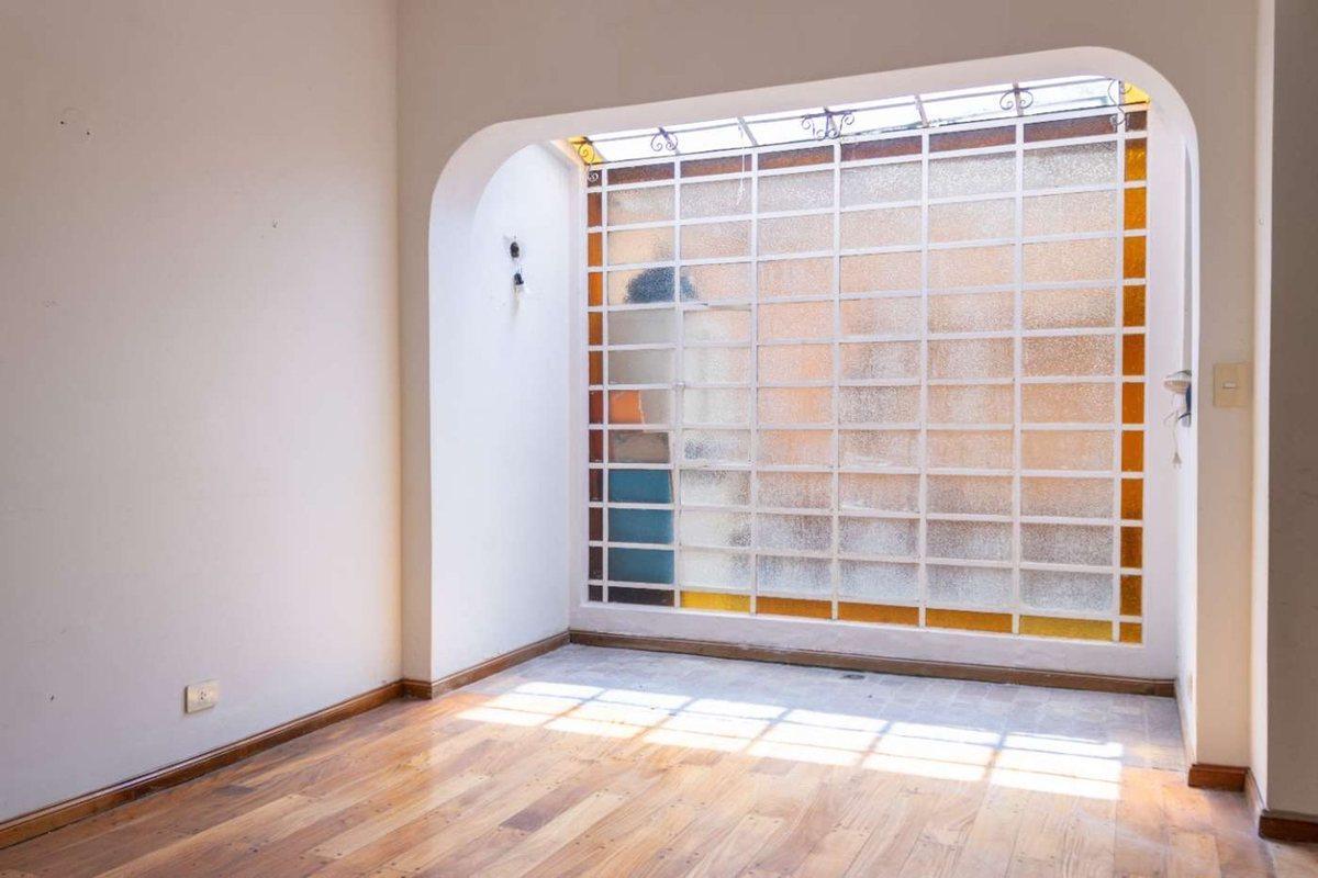 Foto de Venta casa en Quilmes con jardín quincho, pileta, imagen 2