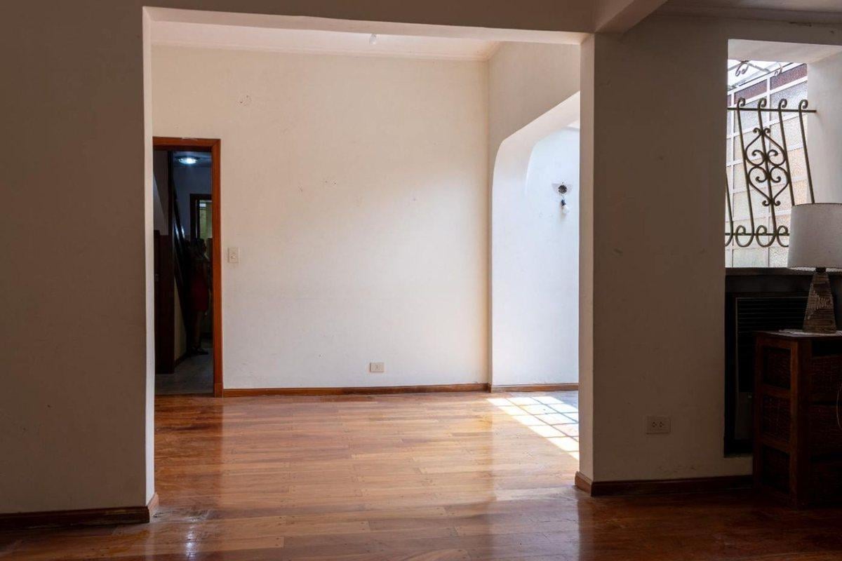 Foto de Venta casa en Quilmes con jardín quincho, pileta, imagen 3