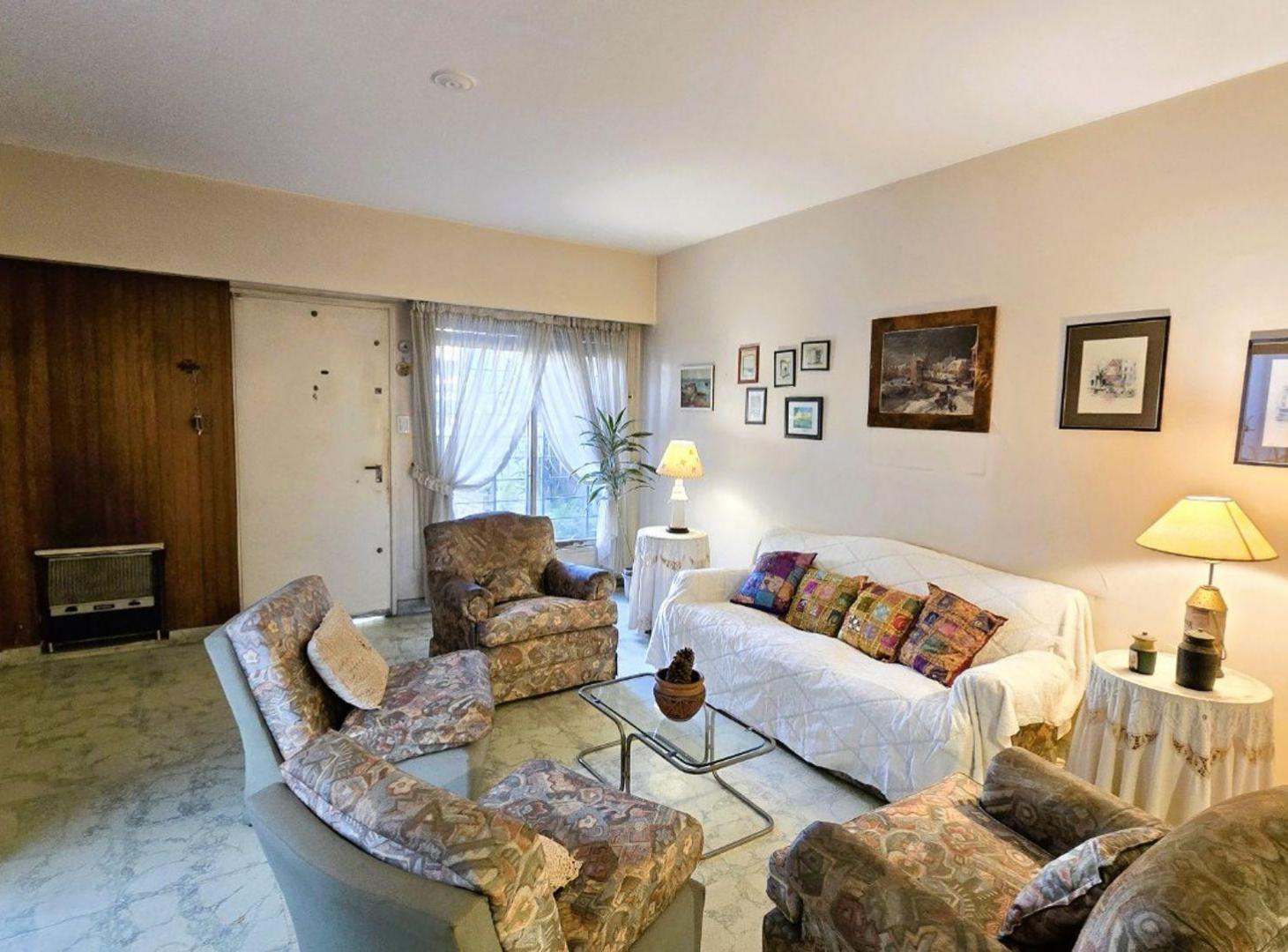 Foto de VENTA CASA CON TERRAZA PATIO Y COCHERAS FLORES, imagen 3