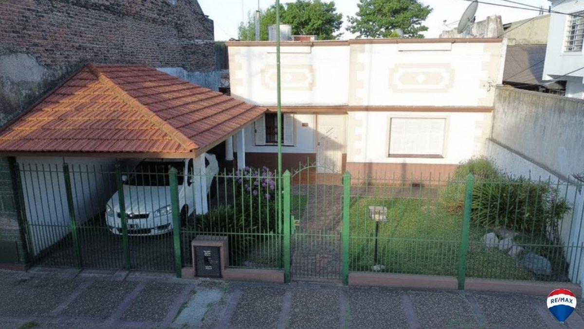 Foto de Venta Casa 4 ambientes c/ cochera y parque Quilmes, imagen 1