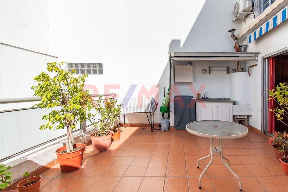 Foto de VENTA DEPTO TRIPLEX 4 AMB PATIO COCHERA EN ALMAGRO, imagen 3