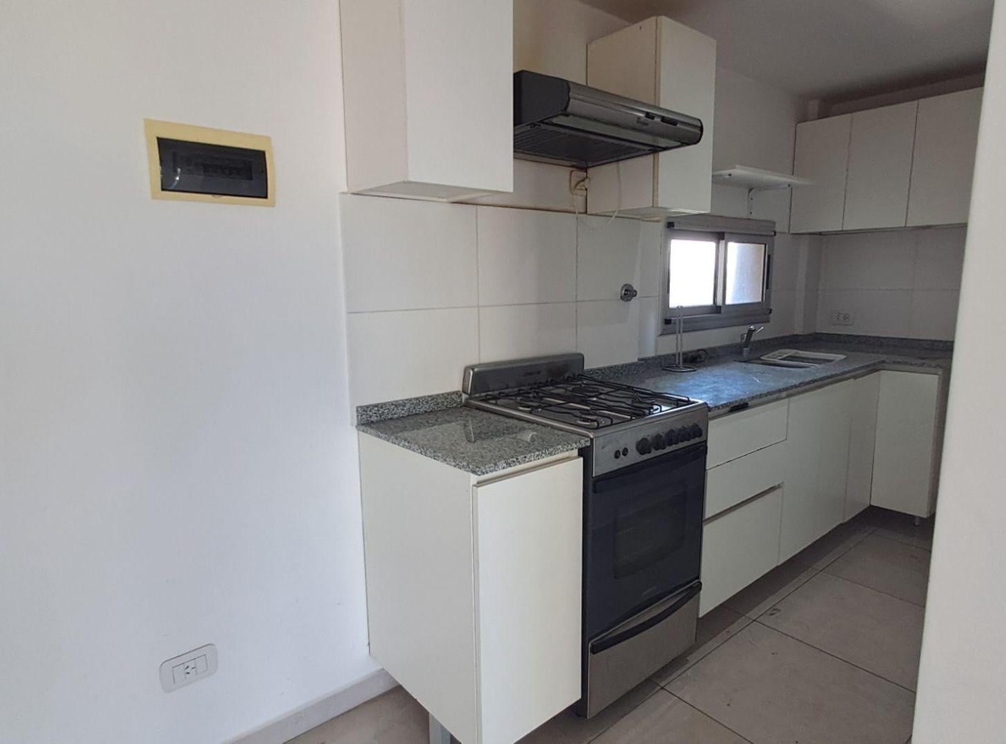 Foto de VENTA - 2 AMB LANUS OESTE CON COCHERA, imagen 1