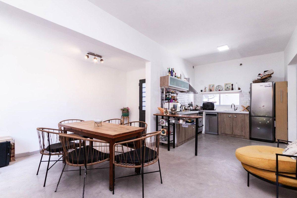 Foto de VENTA CASA 4 AMB REFACCIONADA C/TERRAZA BURZACO, imagen 3