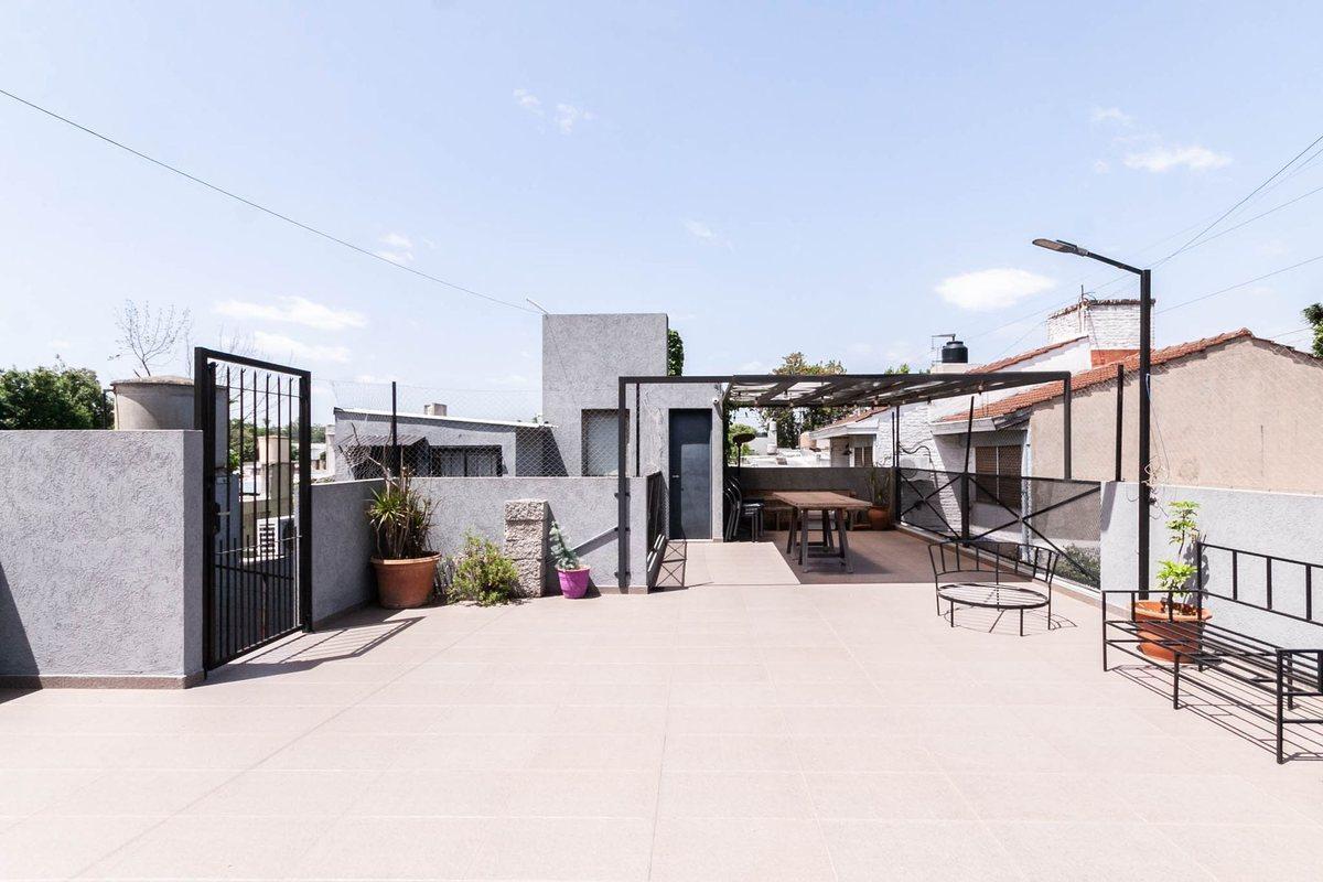 Foto de VENTA CASA 4 AMB REFACCIONADA C/TERRAZA BURZACO, imagen 1