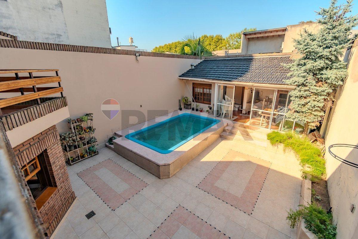 Foto de VENTA CASA 6 AMB EN VERSALLES C/ PILETA Y GARAGE, imagen 2