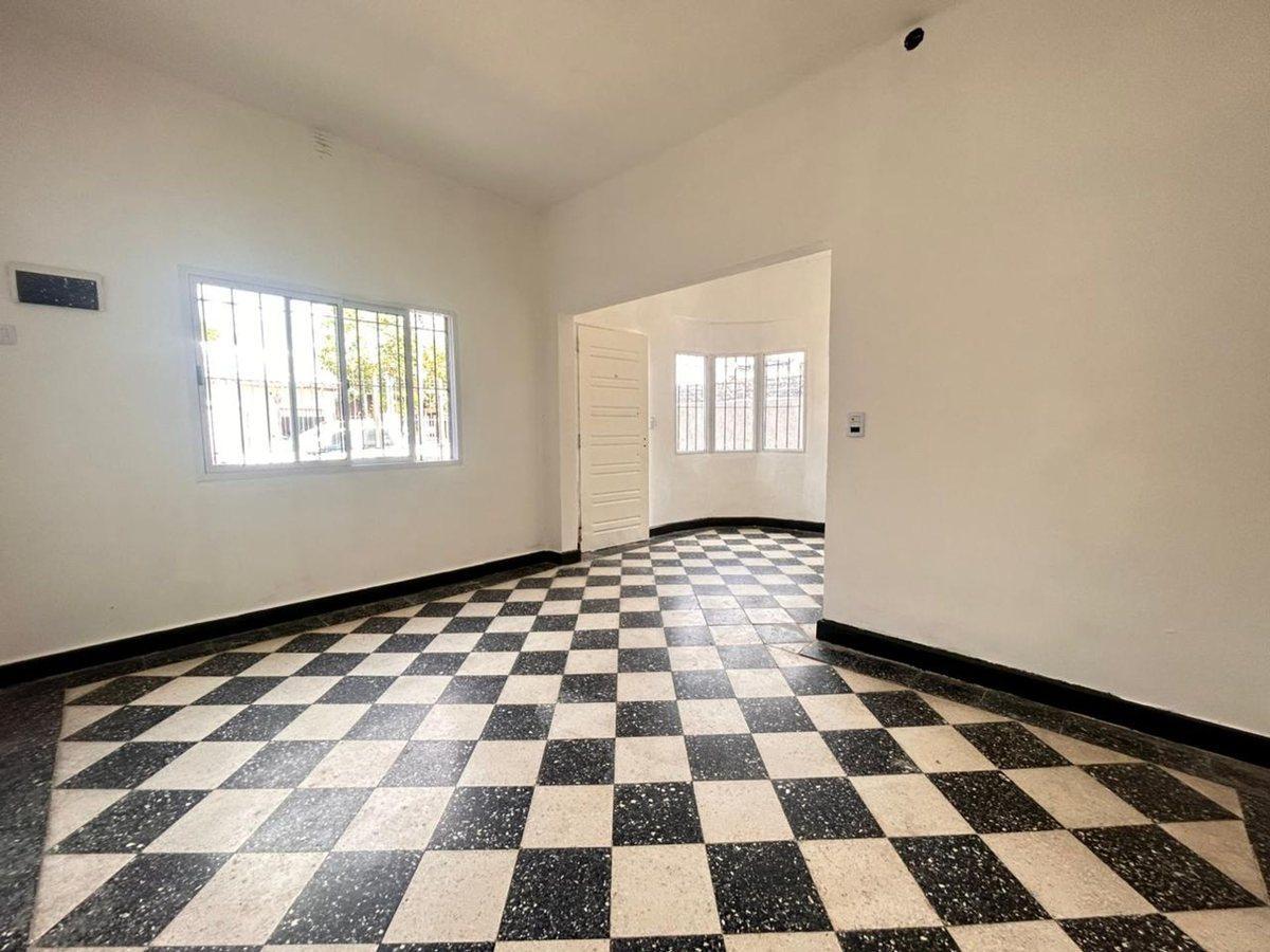 Foto de Casa 6 ambientes Lanús fondo libre cochera permuta, imagen 4