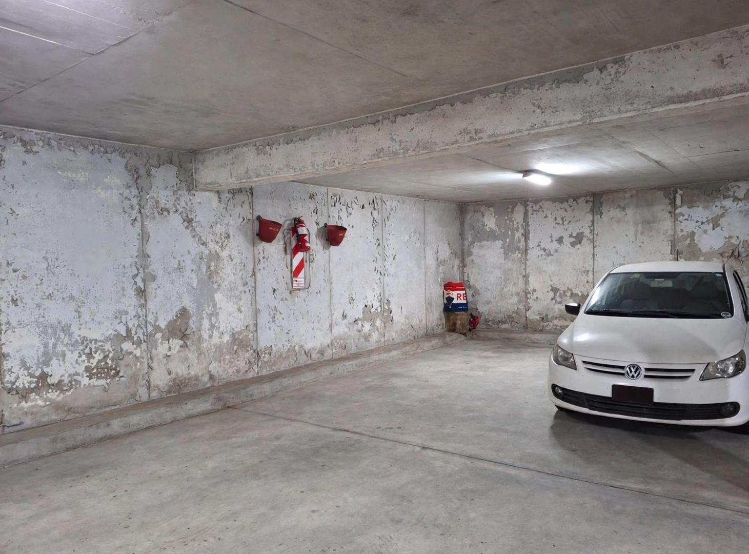 Foto de VENTA COCHERA CUBIERTA MARMOL Y CARLOS CALVO BOEDO, imagen 1