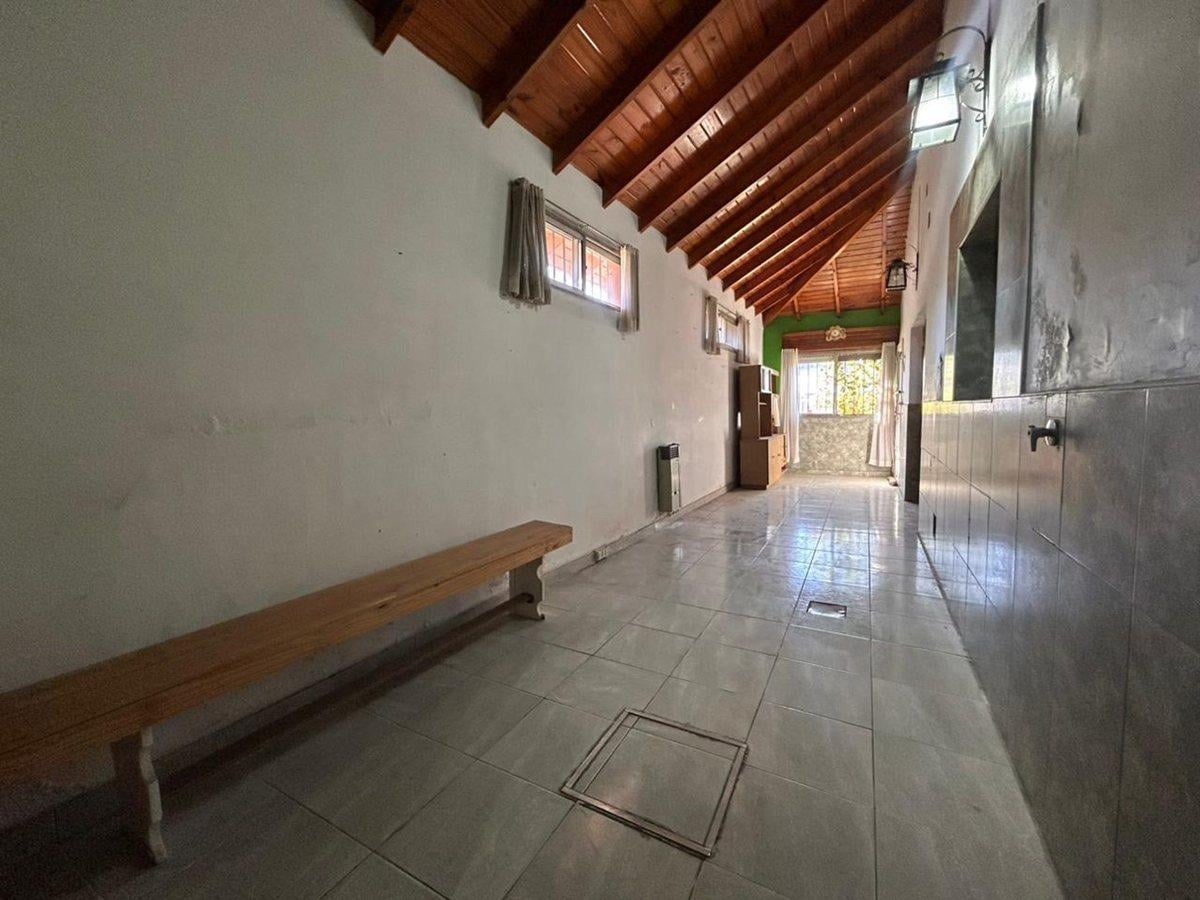 Foto de CASA PARA DOS FAMILIAS O VIVIENDA Y RENTA LANÚS O, imagen 2