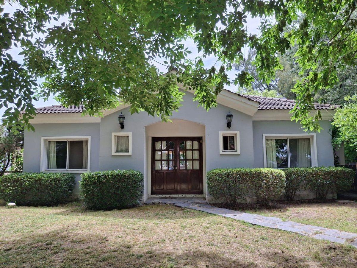Foto de Venta casa 4 amb.pileta Barrio Las Fuentes Ezeiza, imagen 1