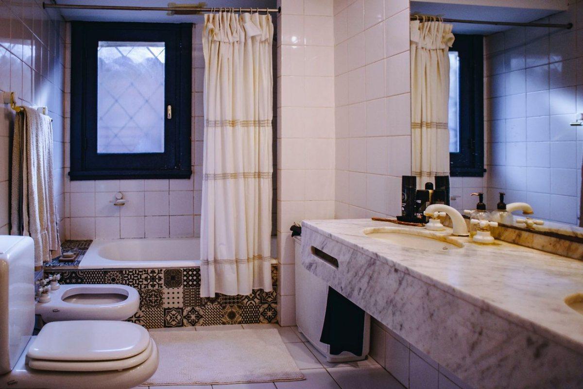 Foto de CASA 6 amb en Venta en HURLINGHAM, PILETA, imagen 3
