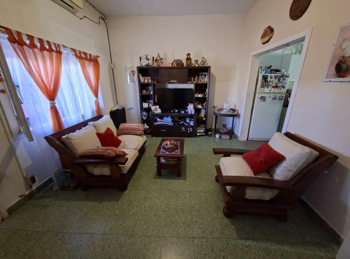 Foto de Venta Casa 4 Amb c/ Cochera en Terreno Propio, imagen 2