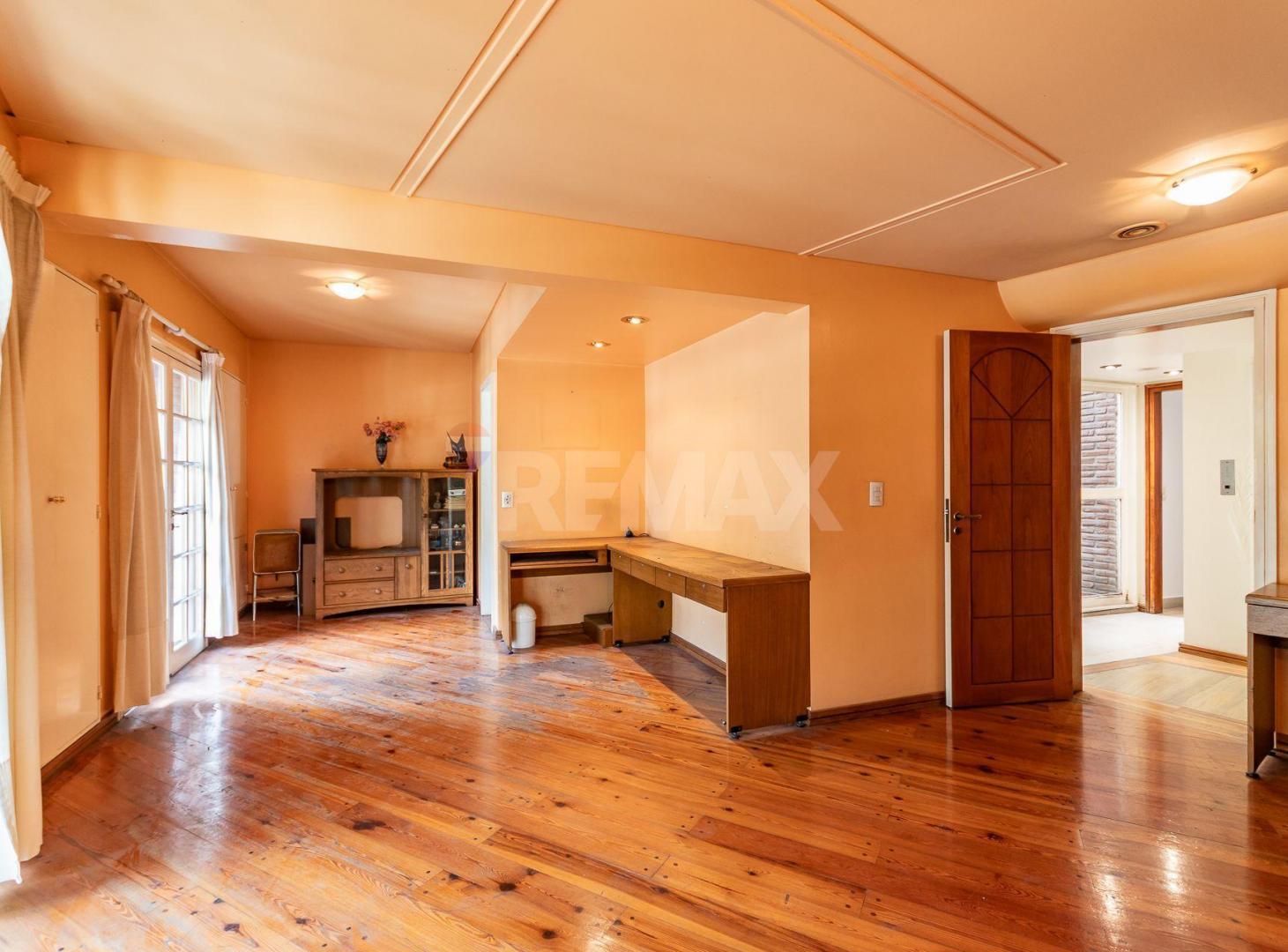 Foto de VENTA CASA DOBLE FRENTE con PARQUE en DEVOTO, imagen 2