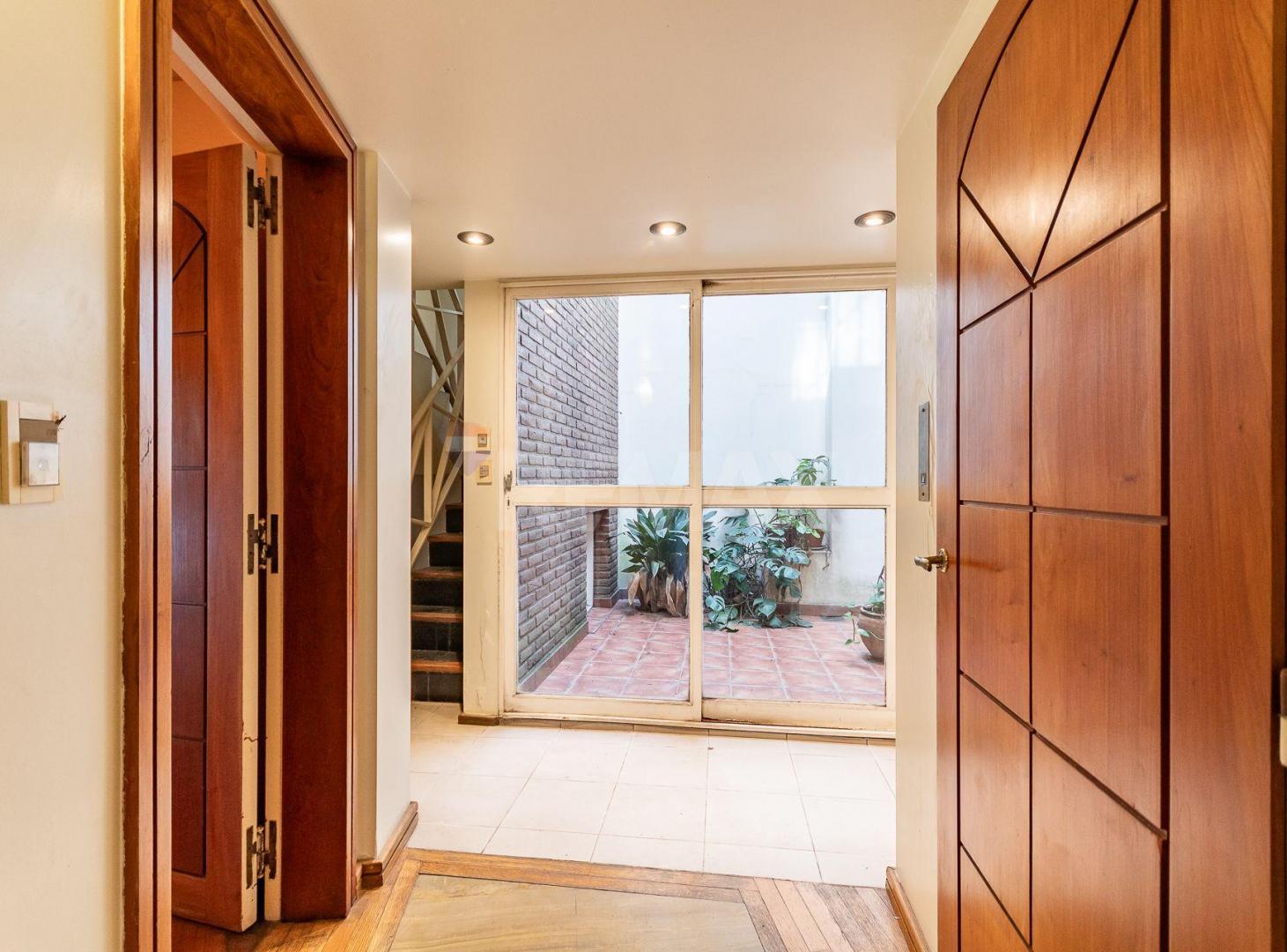 Foto de VENTA CASA DOBLE FRENTE con PARQUE en DEVOTO, imagen 1