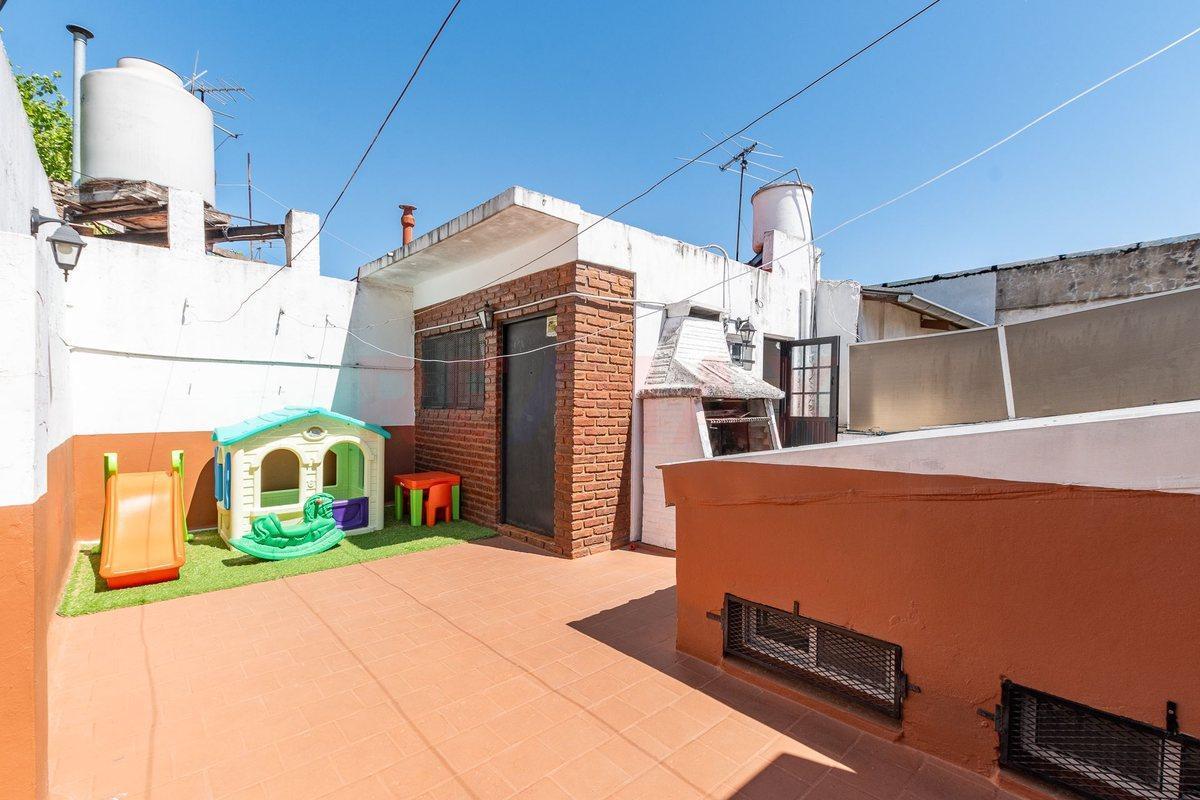 Foto de VENTA PH 4 AMB CON TERRAZA Y PARRILLA EN POMPEYA, imagen 1
