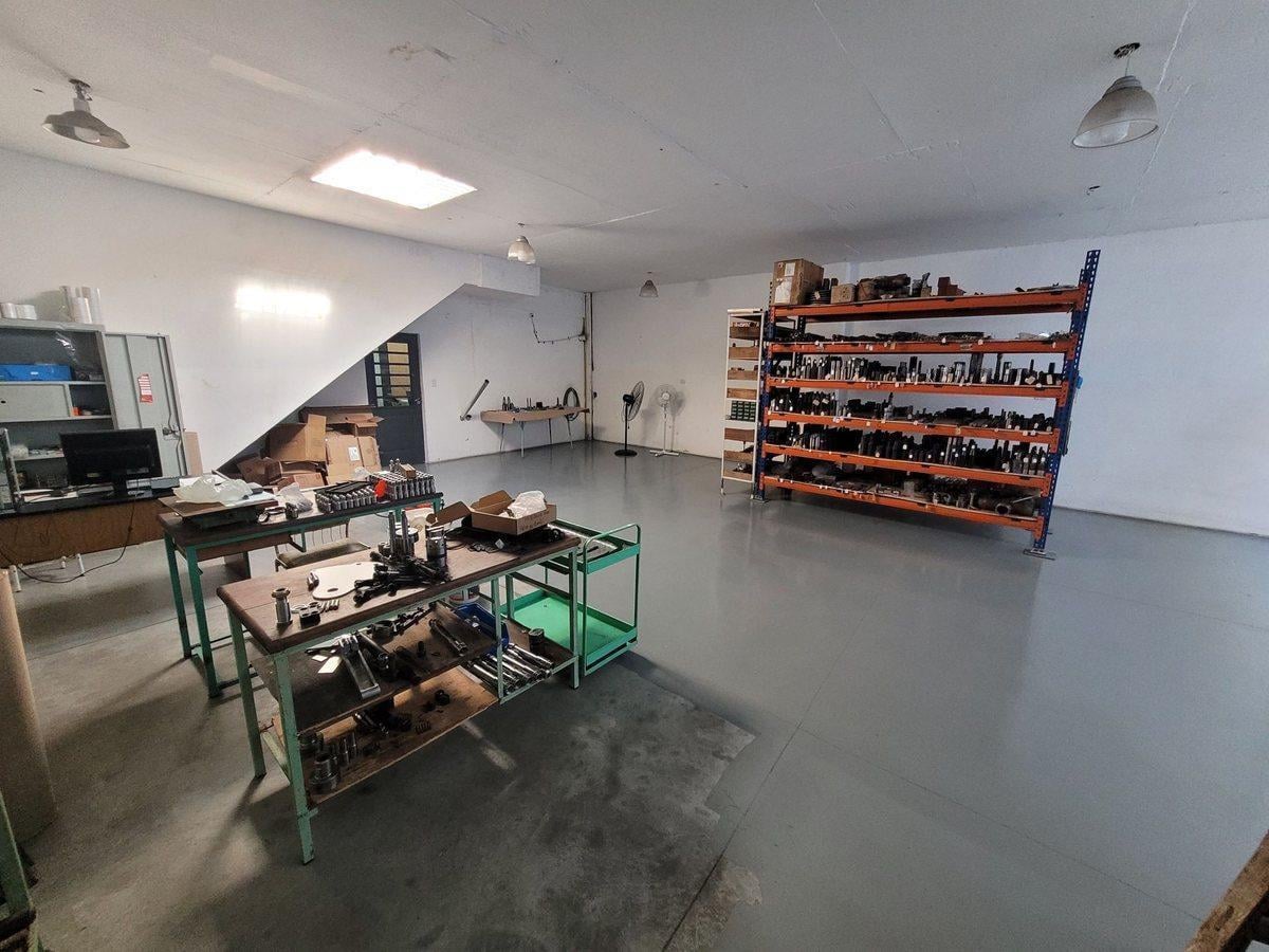Foto de VENTA DEPOSITO OFICINAS Y DEPTO CON TERRAZA V LURO, imagen 2