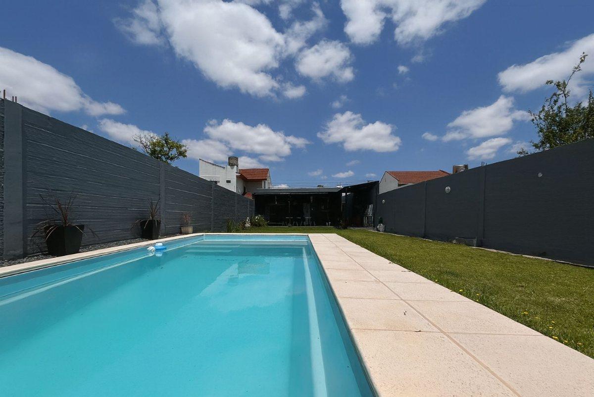 Foto de Venta casa 4 amb Lanús Jardín pileta apta credito, imagen 5