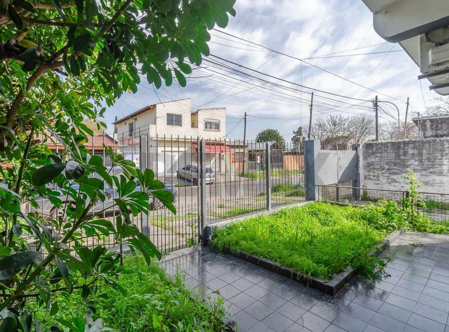 Foto de VENTA CASA 3 AMB CON PARQUE EN CASTELAR, imagen 4