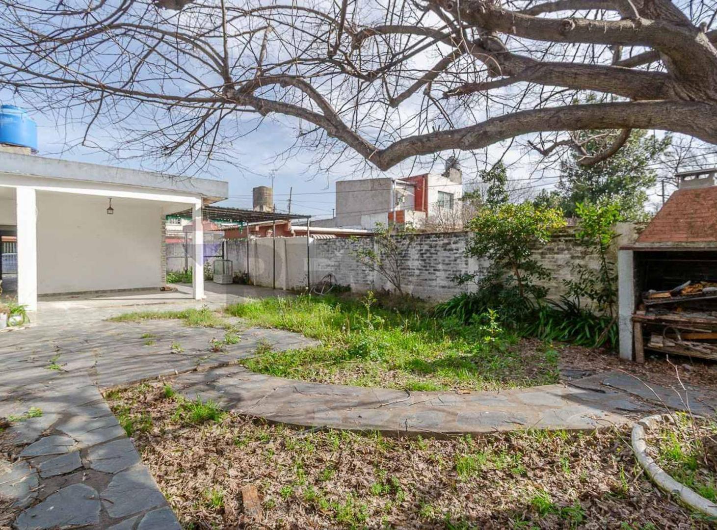 Foto de VENTA CASA 3 AMB CON PARQUE EN CASTELAR, imagen 1