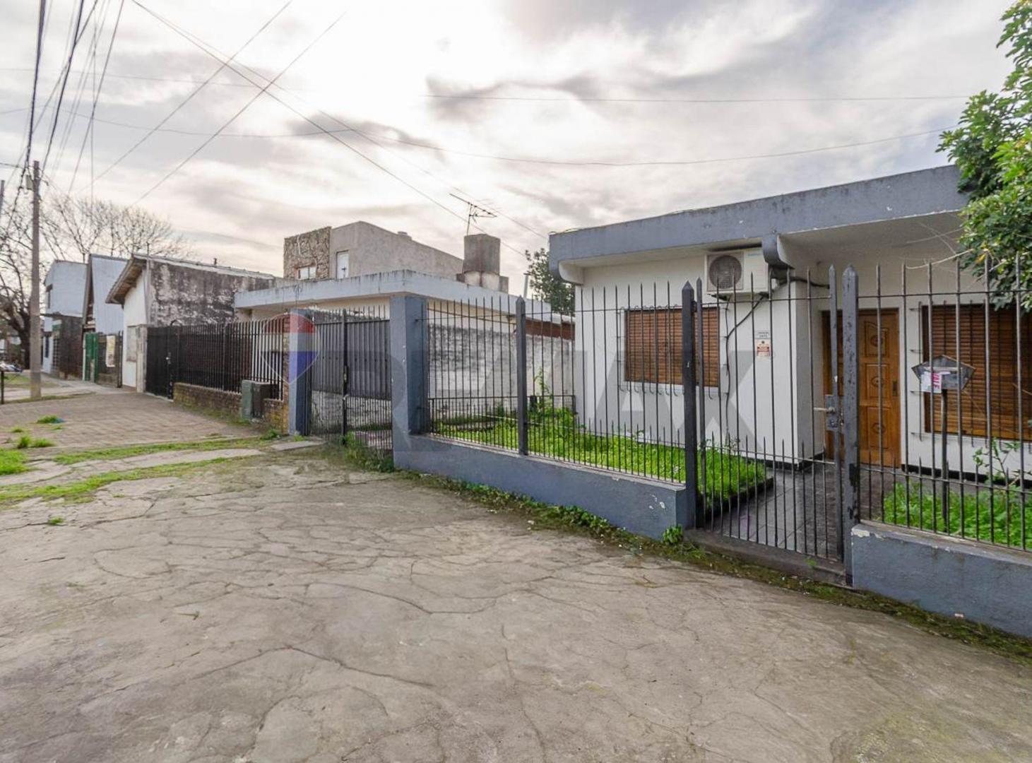 Foto de VENTA CASA 3 AMB CON PARQUE EN CASTELAR, imagen 2