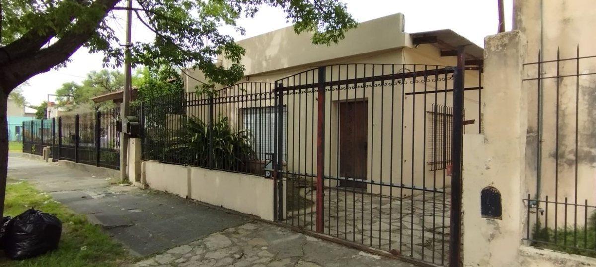 Foto de VENTA CASA 4 AMB -PATIO -JARDIN-GARAGE-LAVALLOL, imagen 1