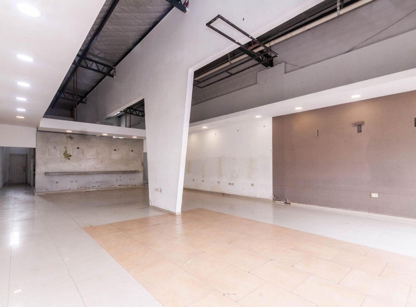 Foto de ALQUILER LOCAL COMERCIAL FONDO LIBRE 300M2 TOTAL, imagen 2