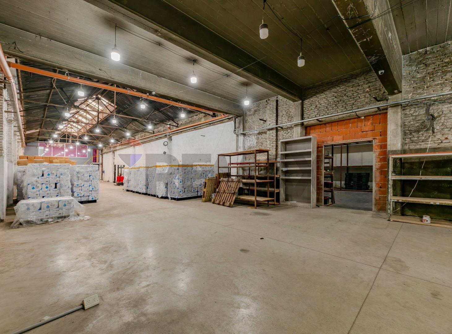 Foto de VENTA DE DEPOSITO DOBLE FRENTE CON VIVIENDA GERLI, imagen 1