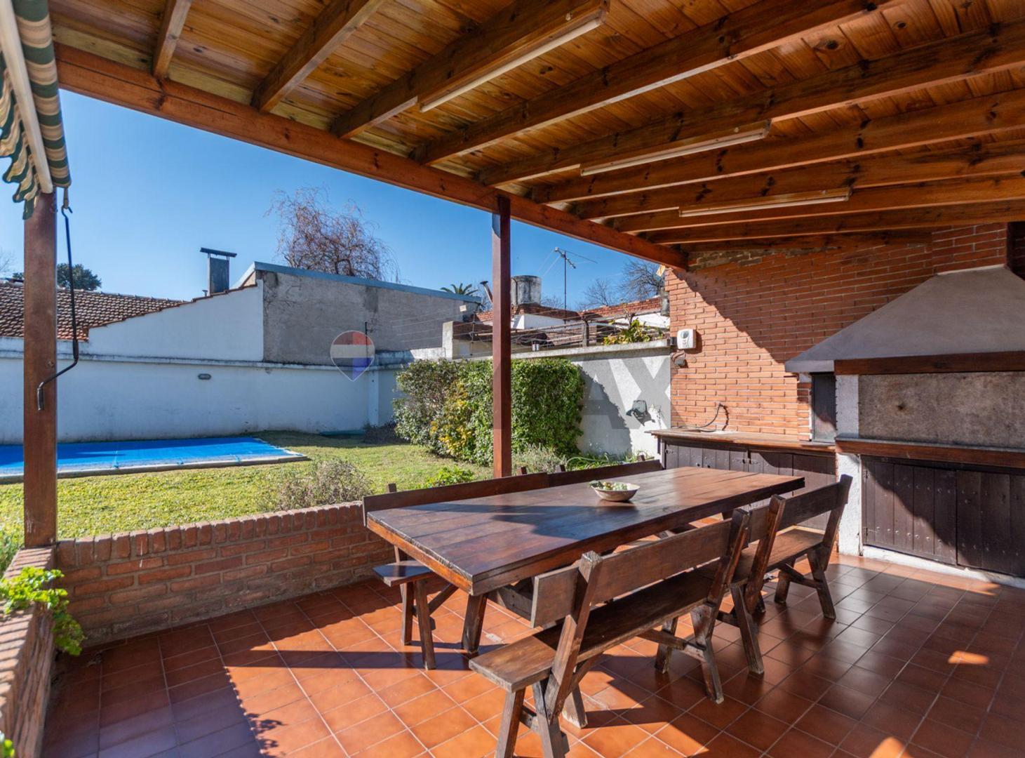 Foto de VENTA CASA JARDIN PISCINA QUINCHO COCHERA, imagen 2