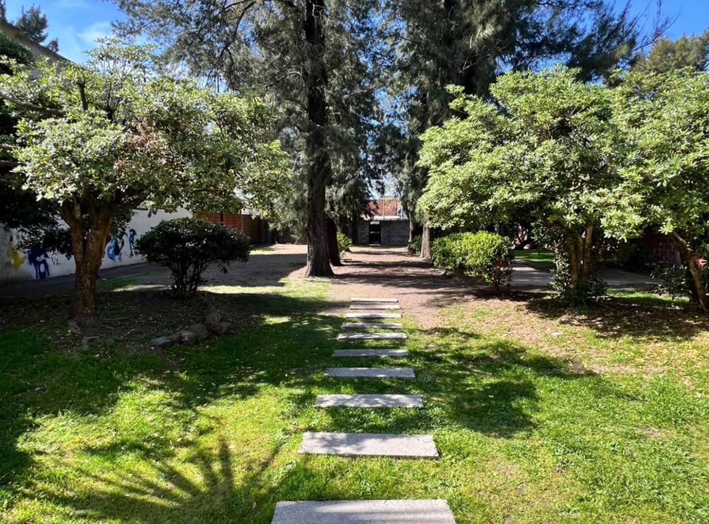Foto de Casa 7 ambientes con jardín y cocheras., imagen 3
