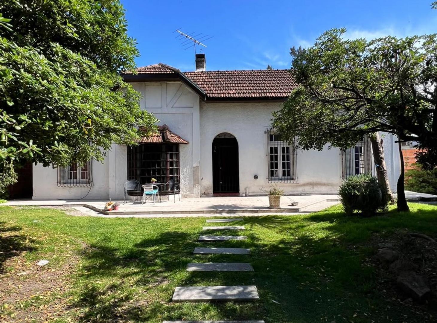 Foto de Casa 7 ambientes con jardín y cocheras., imagen 1