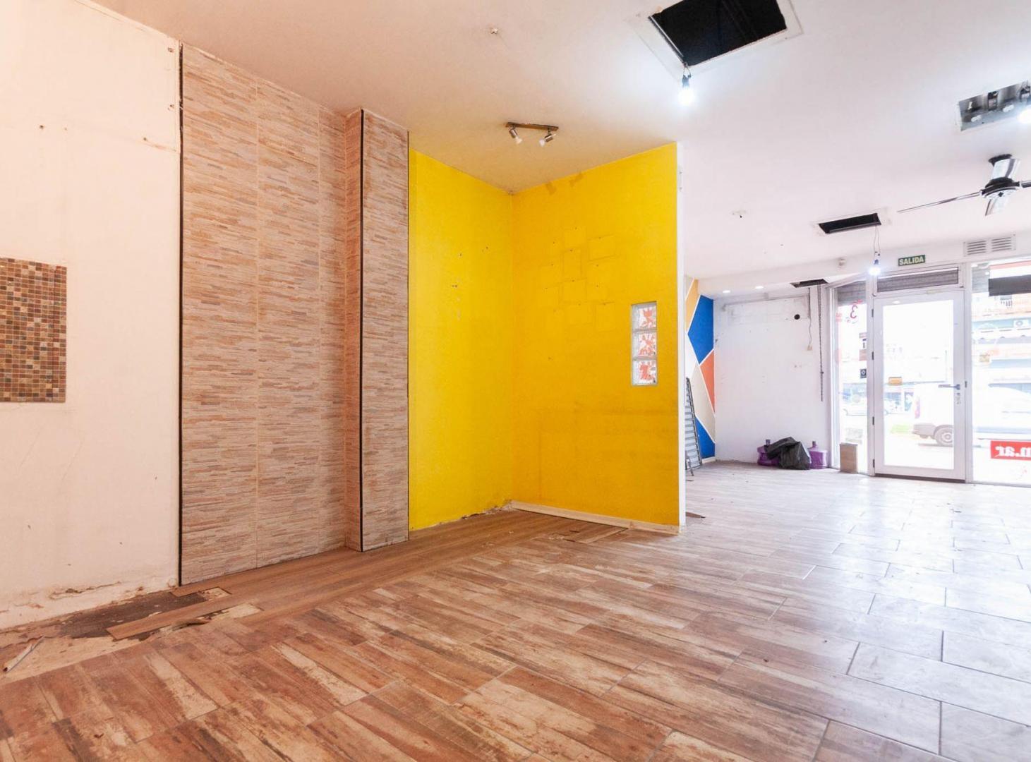 Foto de ALQUILER LOCAL COMERCIAL 70M2 SOBRE AVENIDA LANUS, imagen 3