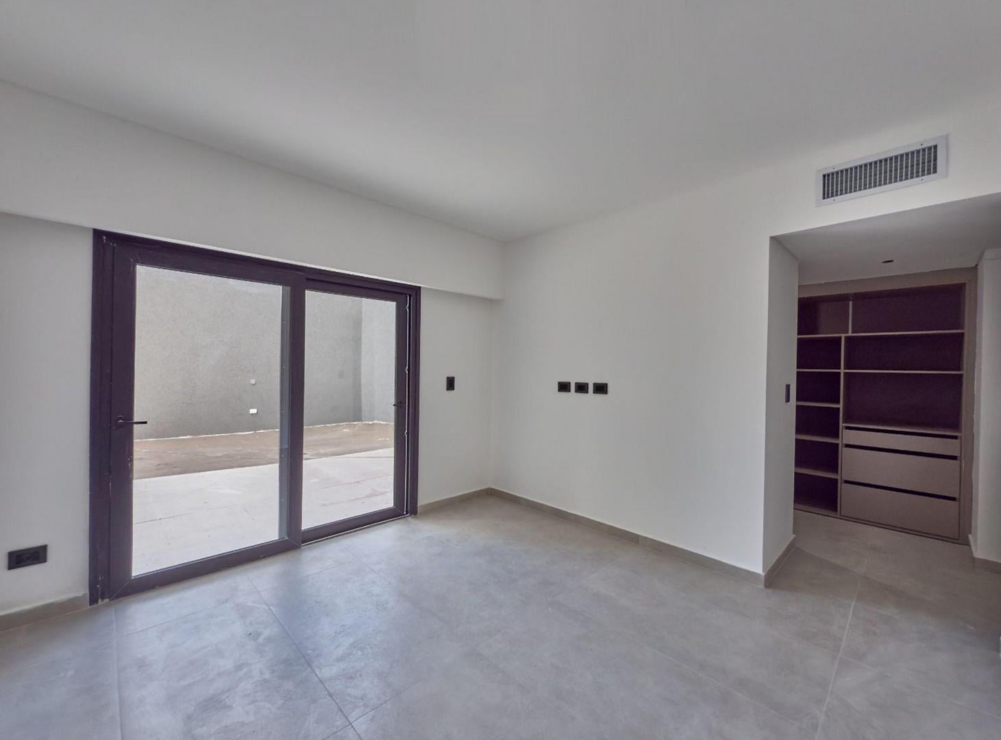 Foto de VENTA 5 AMBIENTE 3 COCHERAS BALCON PATIO CABALLIT0, imagen 2