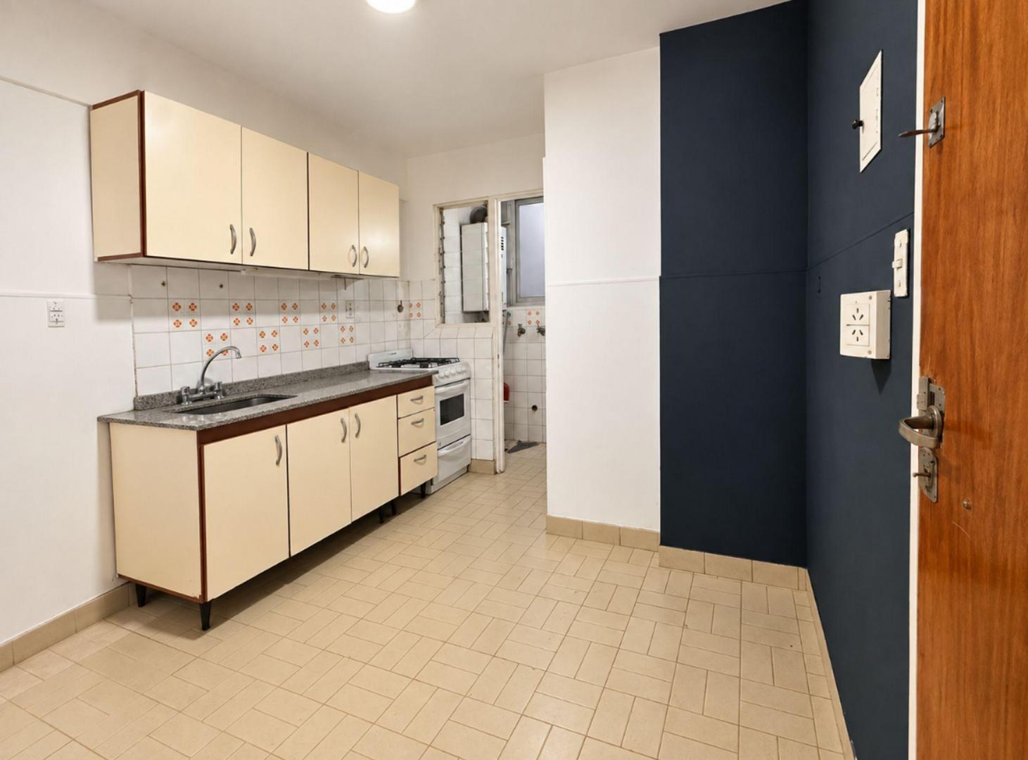 Foto de Venta dos ambientes con balcón y amplia cocina, imagen 3