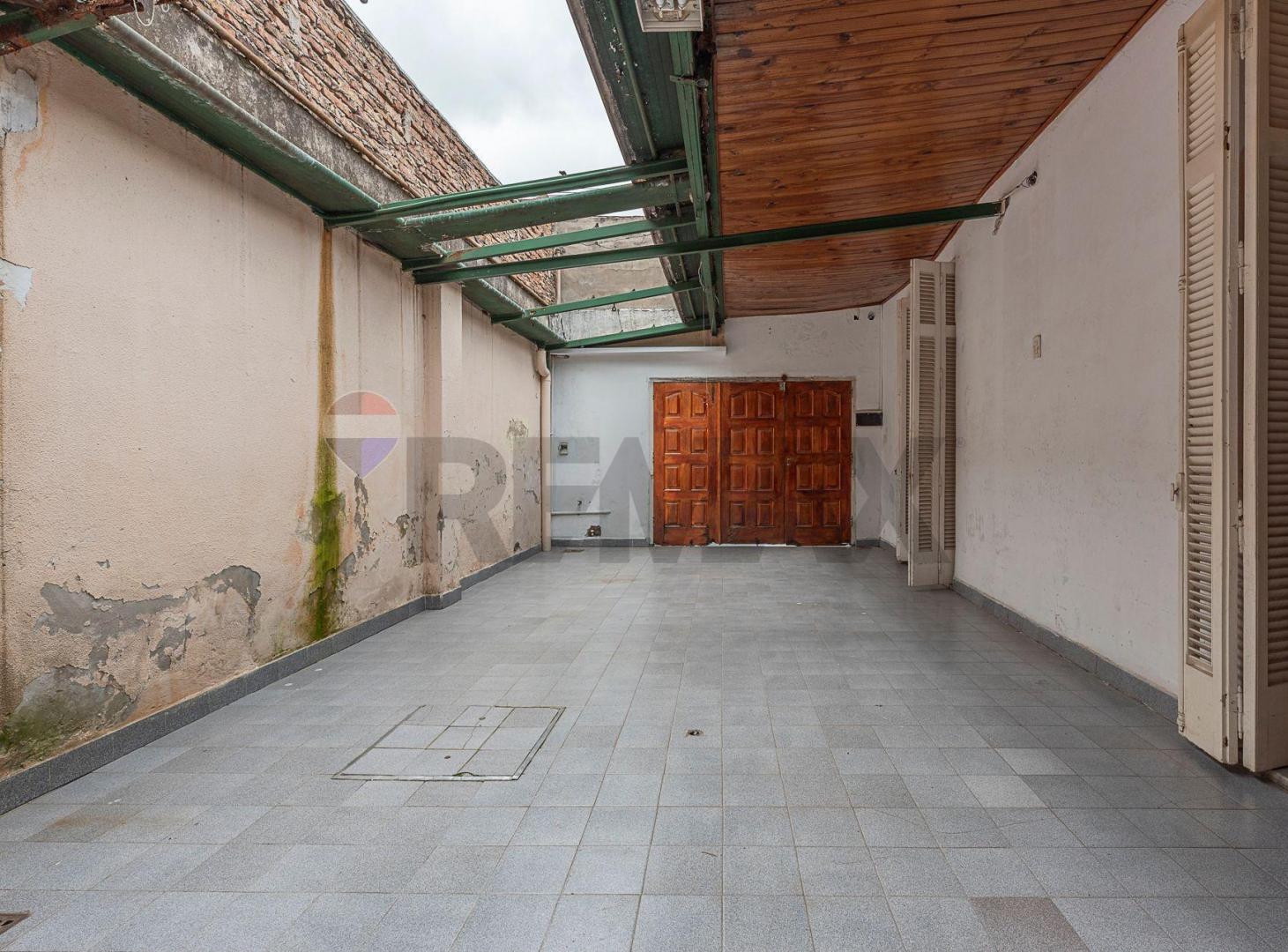 Foto de VENTA CASA 6 AMB EN SARANDÍ - COCHERA - JARDÍN, imagen 2