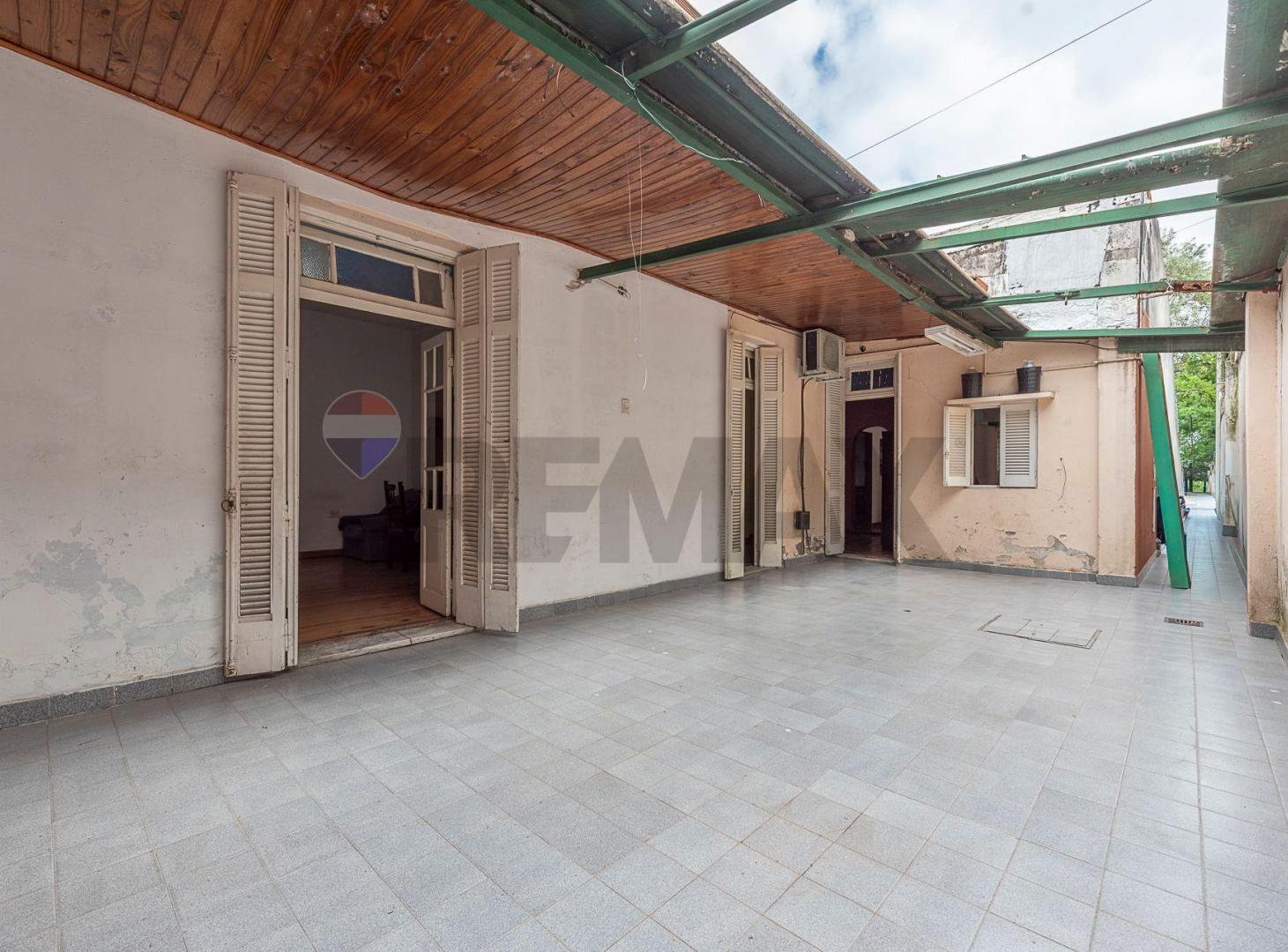 Foto de VENTA CASA 6 AMB EN SARANDÍ - COCHERA - JARDÍN, imagen 1