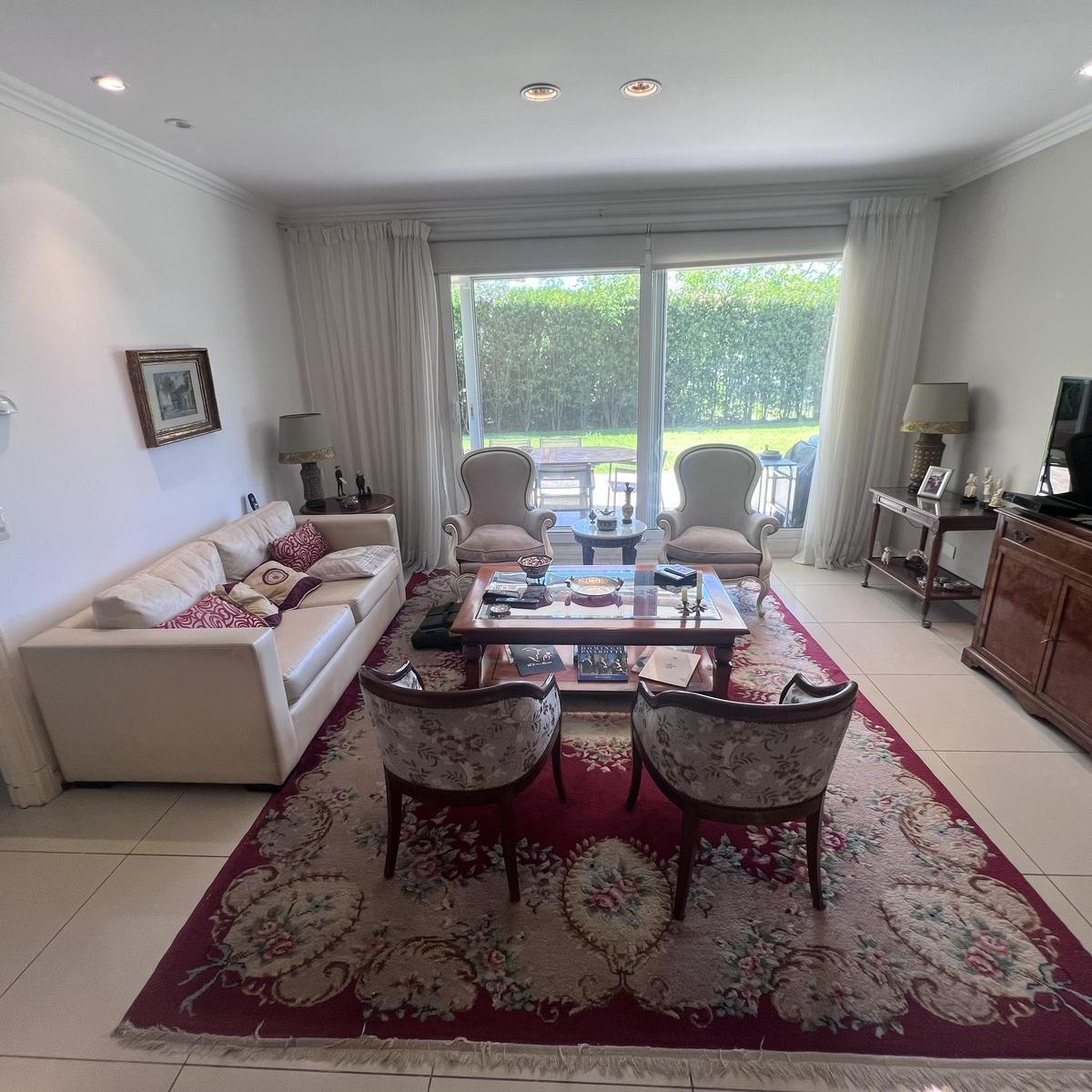 Departamento en PB con jardín y dos suites
