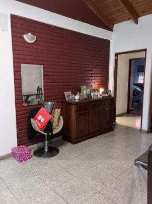 Casa con 4 Ambientes, con Patio y Garage en Lanús. 4