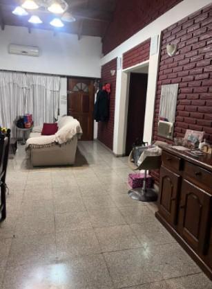 Casa con 4 Ambientes, con Patio y Garage en Lanús. 5