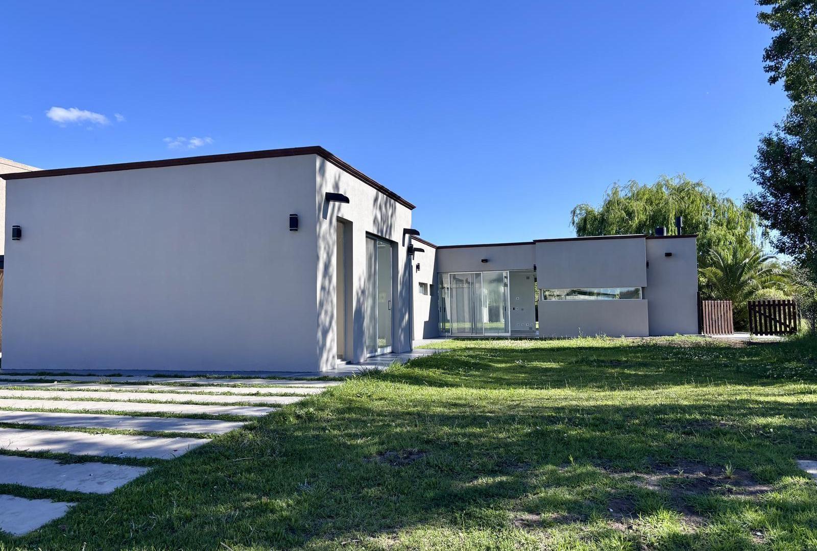 VENTA CASA SAN SEBASTIAN AREA 11 - 4 AMBIENTES