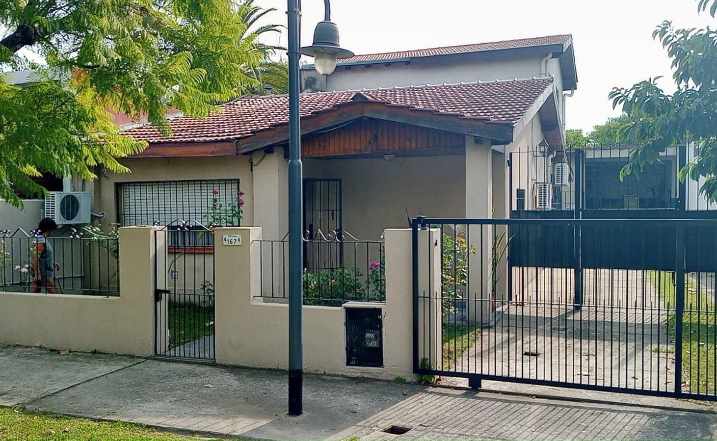 Chalet con pileta y gran terreno en Troncos del Talar
