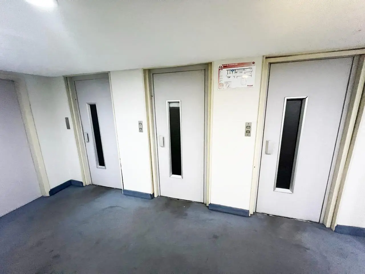 Venta de Oficina con 14 privados a 3 cuadras lineas de Subte D y A 5