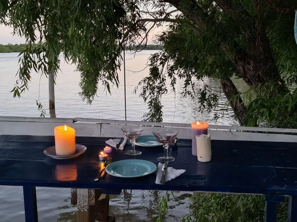 Isla con distintas Construcciones en el Rio Borazo Delta Tigre 5