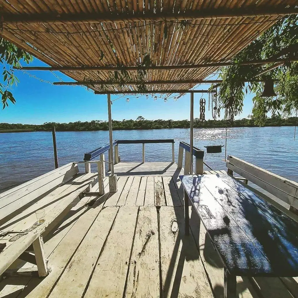 Isla con distintas Construcciones en el Rio Borazo Delta Tigre 1