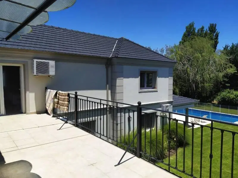 Venta/ Alquiler Oportunidad 4 Dormitorios Impecable casa sobre lote interno. Estilo clásico. 5
