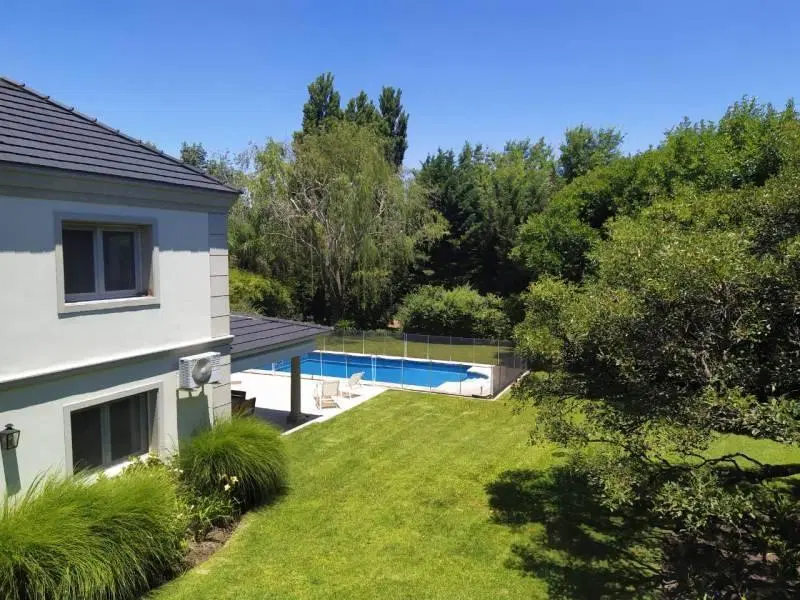 Venta/ Alquiler Oportunidad 4 Dormitorios Impecable casa sobre lote interno. Estilo clásico. 4