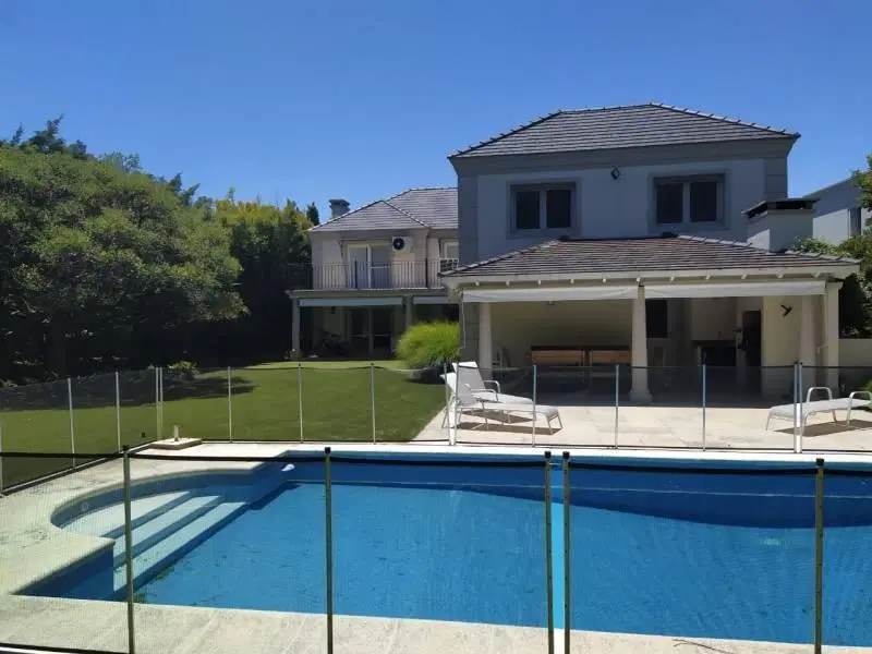 Venta/ Alquiler Oportunidad 4 Dormitorios Impecable casa sobre lote interno. Estilo clásico. 1